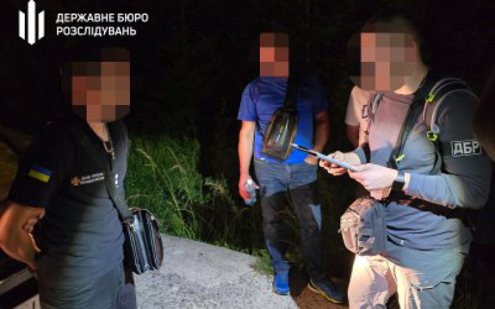 ДБР: викрили рятувальника і екслісника, які за $19000 намагалися переправити чоловіка у Румунію