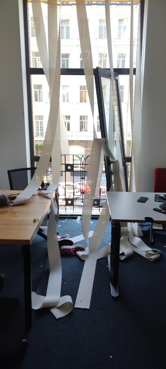 Пошкоджений офіс унаслідок атаки