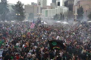 В США неизвестные обстреляли толпу любителей марихуаны