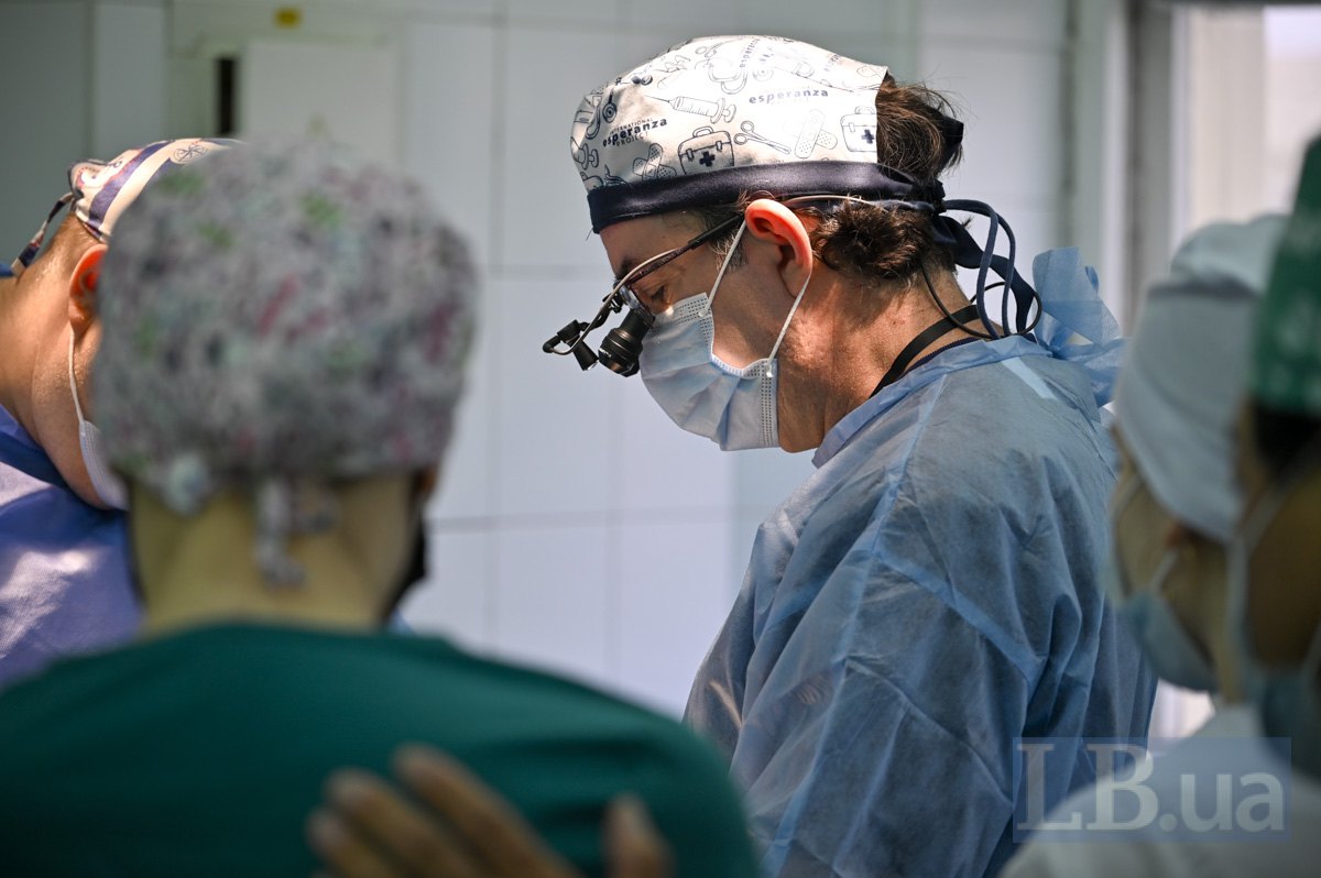 Хірург Хорхе Корона під час операції