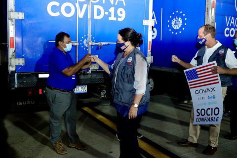 США отправляют 1,5 млн доз вакцины Moderna в Сальвадор