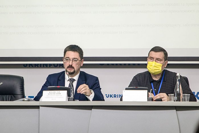 Директор УКФ Владислав Берковський (зліва) і член НР УКФ Владислав Корнієнко під час пресконференції з нагоди запуску грантового
сезону на 2022. 