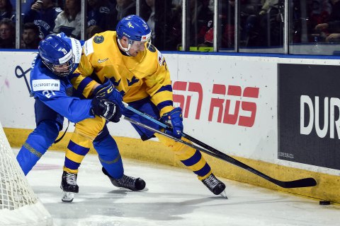 На молодежном чемпионате мира хоккеист сборной Швеции забросил изумительную шайбу