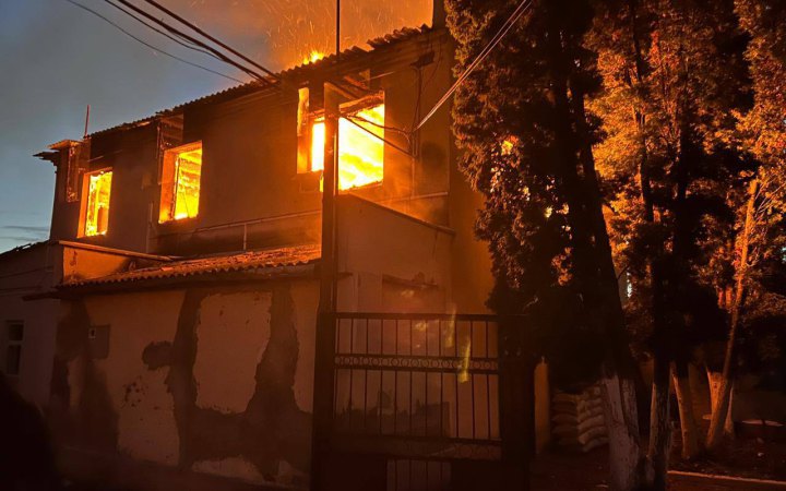 РФ уночі атакувала підприємство у Чернігові, виникла пожежа