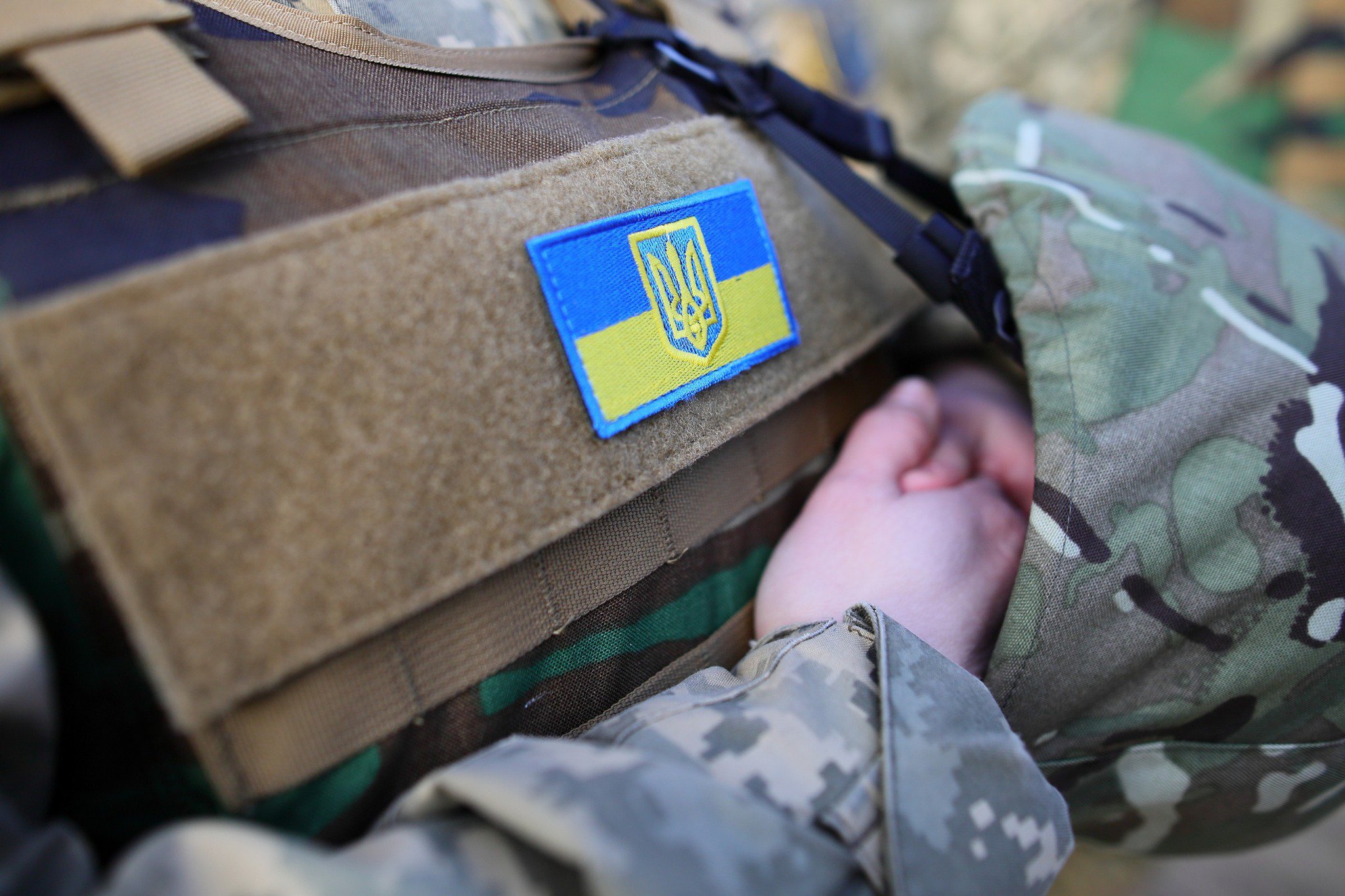Українські бійці навчаються відпрацюванню штурмових дій на місцевості з приміською забудовою