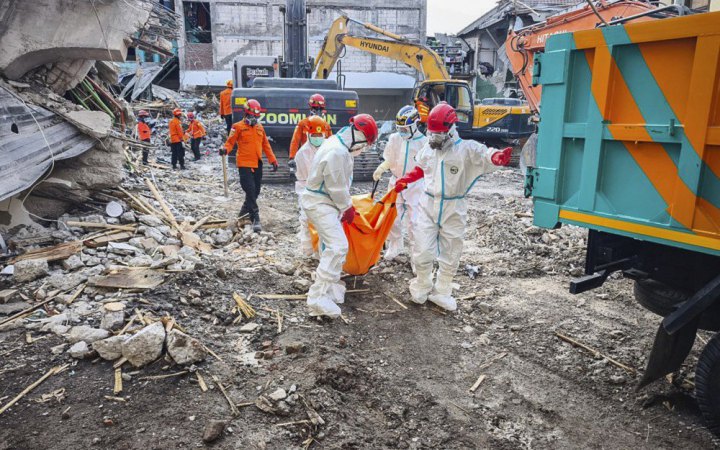 Кількість загиблих внаслідок обвалу школи в Індонезії зросла до 54