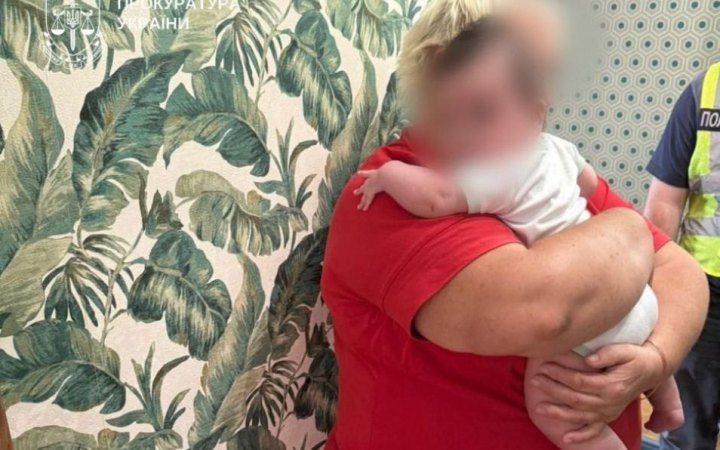 Поліція вилучила у Києві немовля, народжене за допомогою сурогатного материнства для батьків з Китаю