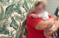 Поліція вилучила у Києві немовля, народжене за допомогою сурогатного материнства для батьків з Китаю