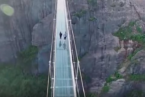 Самый длинный в мире стеклянный мост закрыли через две недели после открытия