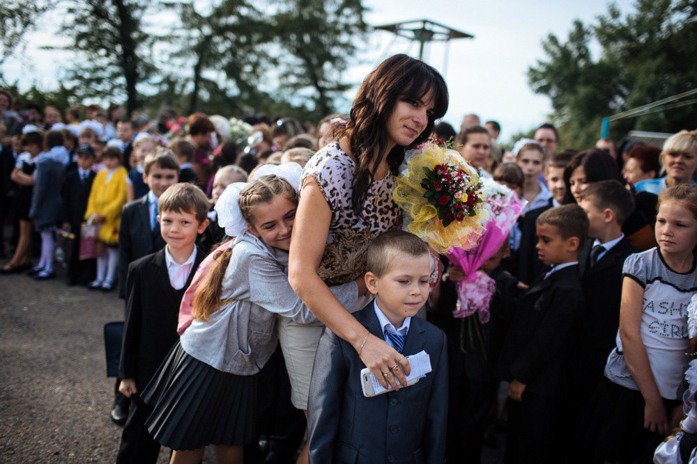 Учні обіймають вчительку на «День знань» у Слов'янську, 1 вересня 2014 р