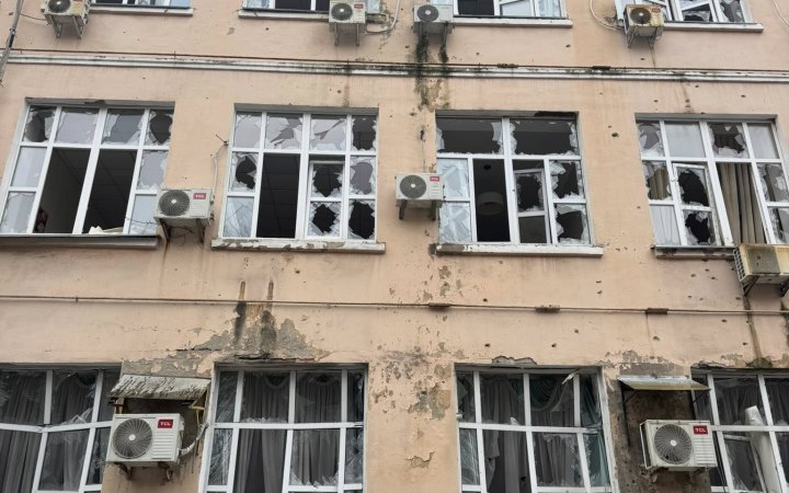 У Києві російський обстріл пошкодив одну із будівель МОН