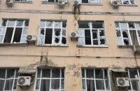 У Києві російський обстріл пошкодив одну із будівель МОН