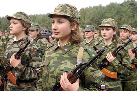 У Росії омбудсмен запропонувала дозволити жінкам проходити строкову службу
