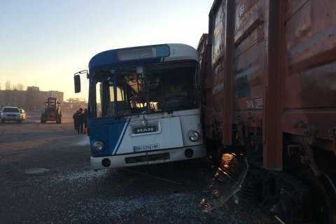 На территории морпорта Черноморска автобус с людьми врезался в поезд