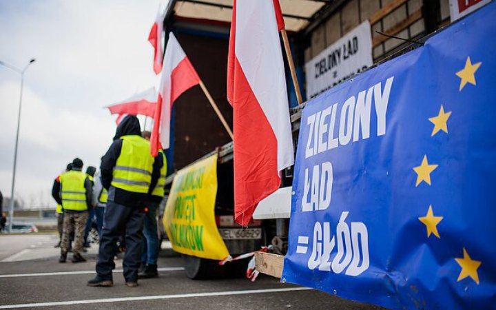 На кордоні з Польщею у чергах перебувають 2300 вантажівок, – ДПСУ