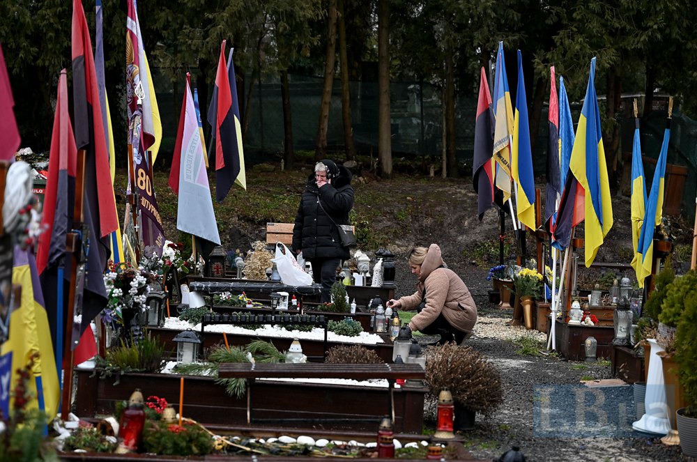 Родичі біля могили полеглого захисника у День пам’яті на Личаківському військовому цвинтарі у Львові.
