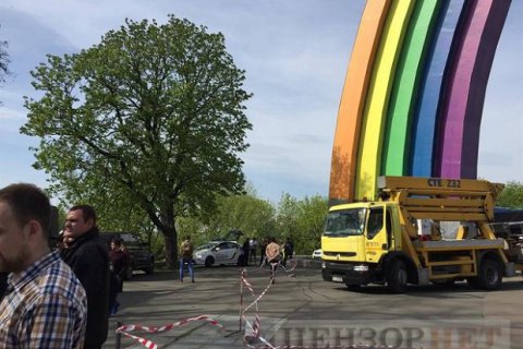 Неизвестные не дали раскрасить арку Дружбы народов в Киеве