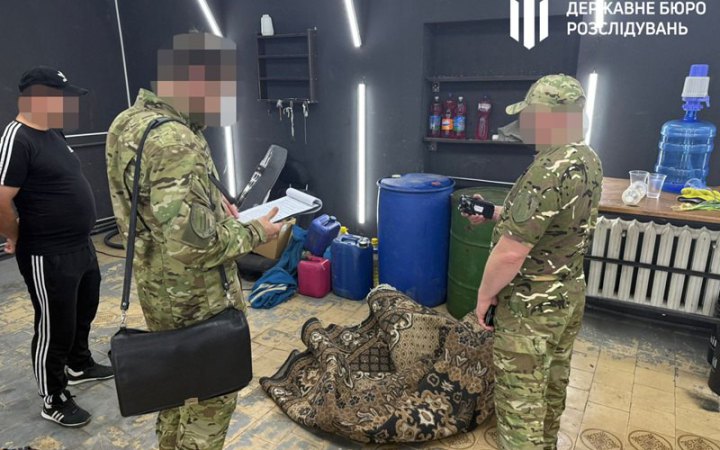 ДБР викрило військових, які списували і продавали дизпаливо, призначене для бойових вилетів