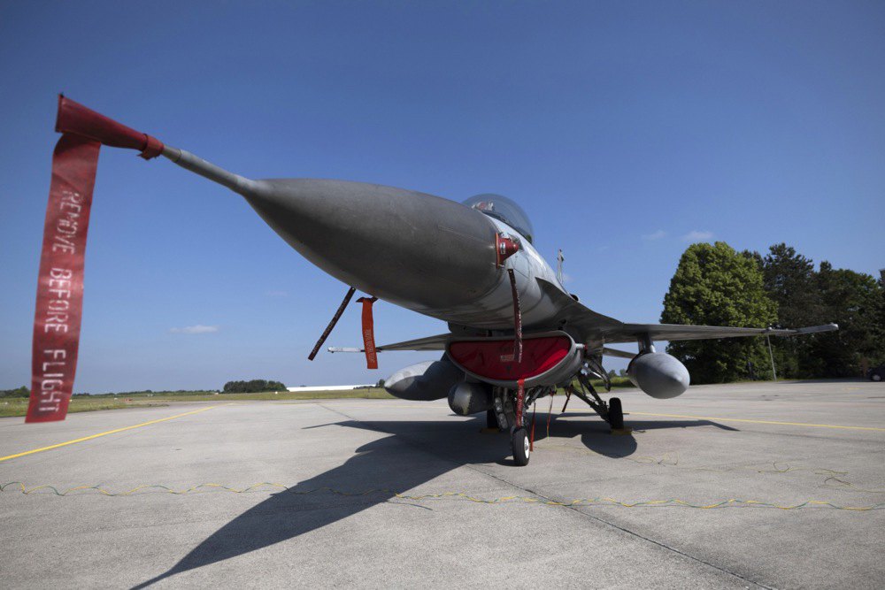 Винищувач <i>F-16</i> ВПС Греції на базі під час навчань НАТО <i>Air Defender</i> у Лехфельді, Німеччина, 9 червня 2023 року.