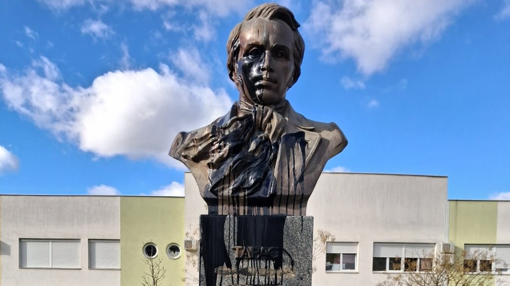 У сербському місті Новий Сад невідомі облили чорною фарбою пам'ятник Тарасу Шевченку 24 лютого, на четверті роковини повномасштабного вторгнення Росії в Україну.