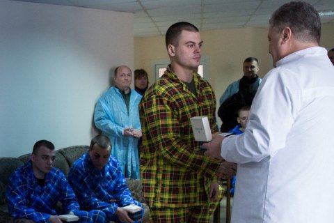 Порошенко посетил в госпитале правоохранителей, пострадавших в драке у Рады