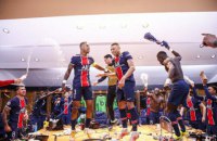 Футболисты ПСЖ устроили песни и танцы на столе в раздевалке после прохода в полуфинал Лиги чемпионов