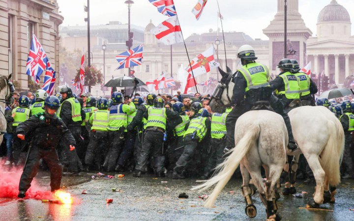 У Лондоні мітинг проти мігрантів зібрав понад 100 тисяч учасників, відбулися сутички з поліцією