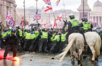 У Лондоні мітинг проти мігрантів зібрав понад 100 тисяч учасників, відбулися сутички з поліцією