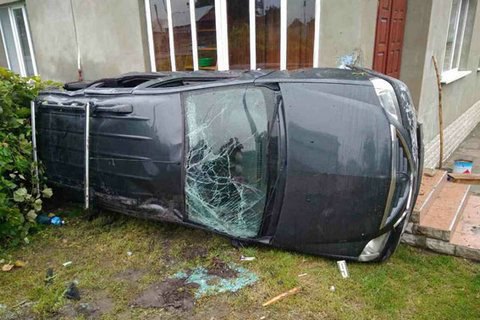 ​В Ровенской области машина вылетела с трассы Киев - Чоп и врезалась в дом. Его хозяин заявил, что это уже 14-й случай