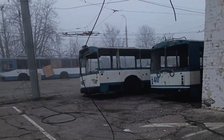 Уночі росіяни обстріляли тролейбусне депо в Херсоні: пошкоджено 19 тролейбусів