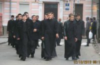 В Киеве священники вместе с "титушками" защищают незаконную стройку в Десятинном переулке