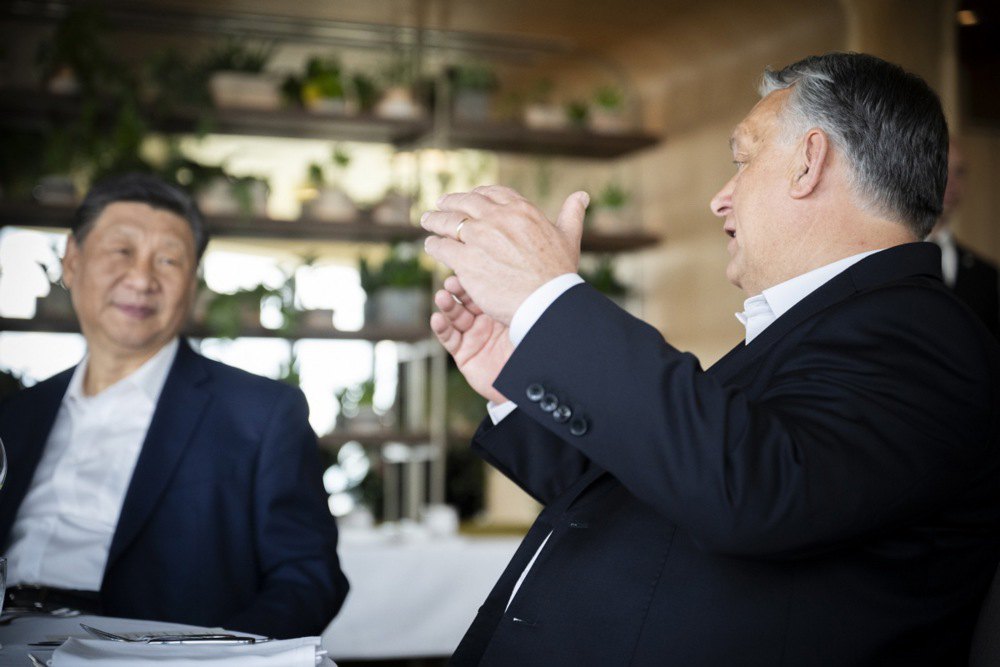 Президент Китаю Сі Цзіньпін та прем’єр-міністр Угорщини Віктор Орбан під час обіду в ресторані Virtu в Будапешті, 10 травня 2024 р.