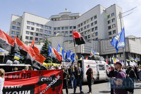 Конституционный суд начал рассмотрение представления депутатов относительно оборота земли, под зданием собрался митинг