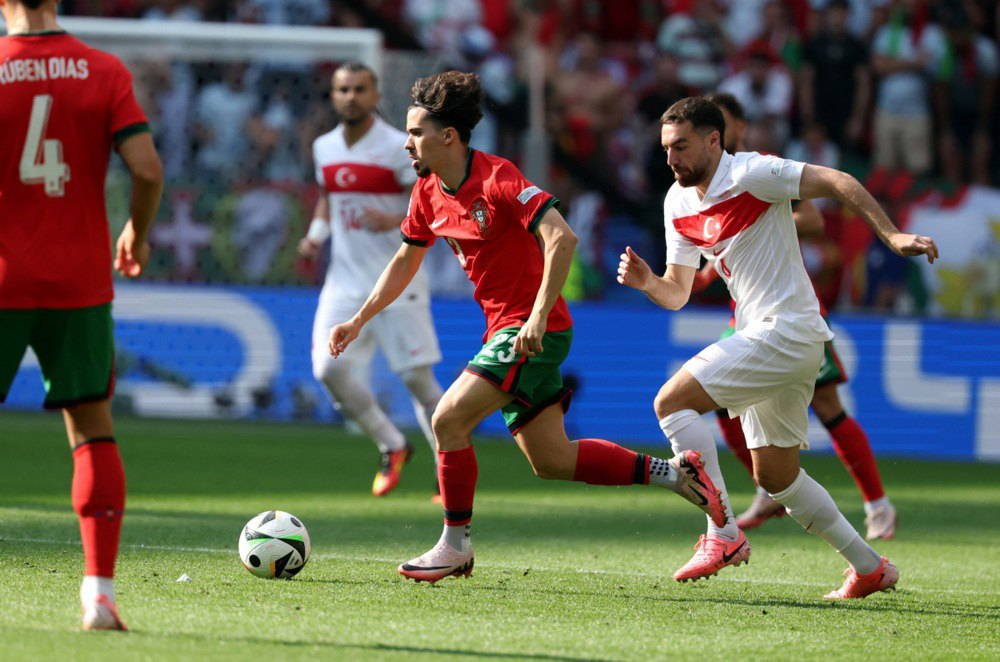Вітінья з Португалії (по центру) у дії під час футбольного матчу групи F УЄФА Євро-2024 між Туреччиною та Португалією в Дортмунді, Німеччина.