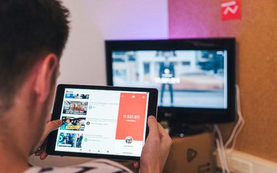 «Дивлюся фільм і паралельно скролю TikTok»: що відбувається з нашою увагою і чи можна це змінити 