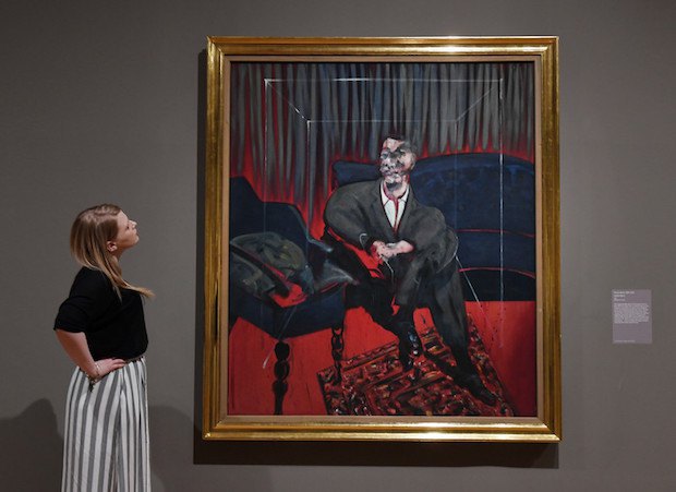 Картина Фрэнсиса Бэкона &quot;Сидящая фигура&quot; на выставке в Tate Gallery