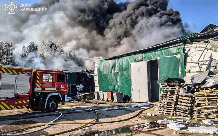 ​На Харківщині рятувальники ліквідували пожежу на підприємстві після атаки російських дронів