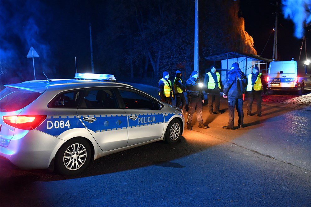 Польські поліцейські на місці інциденту в селі Пшеводув, 15 листопада 2022 року.