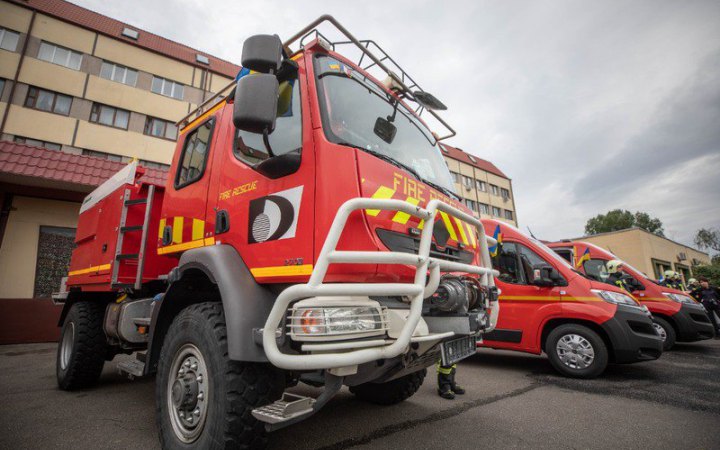 Україна отримала від Франції пожежні автомобілі та “швидкі”
