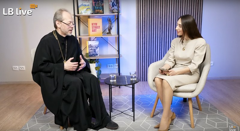 Священник ПЦУ Георгій Коваленко та журналістка LB.ua Анжеліка Сизоненко