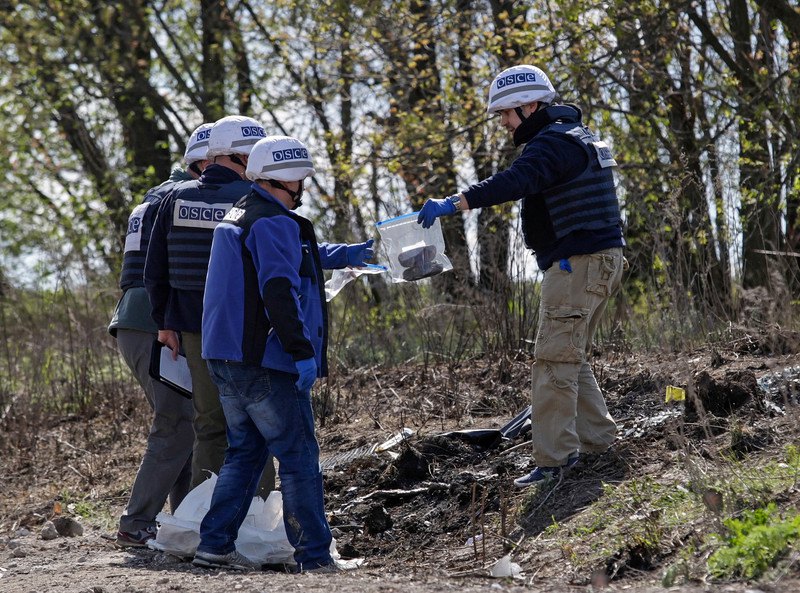 Спостерігачі ОБСЄ працюють на місці вибуху поблизу с.Пришиб, Луганська обл., 25 квітня 2017.