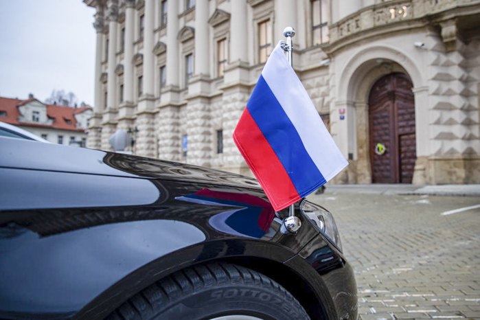 Автомобиль посла России в Чехии стоит перед Министерством иностранных дел Чехии в Праге, 17 апреля 2021 г