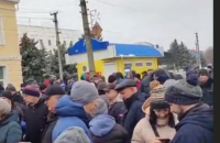 У Сватовому на Луганщині мешканці вийшли на мітинг проти окупантів, які перекрили центральну вулицю 