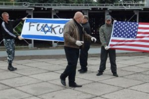 За сожженные флаги США и Израиля на активистов Мариуполя завели уголовное дело