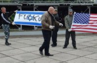 За сожженные флаги США и Израиля на активистов Мариуполя завели уголовное дело