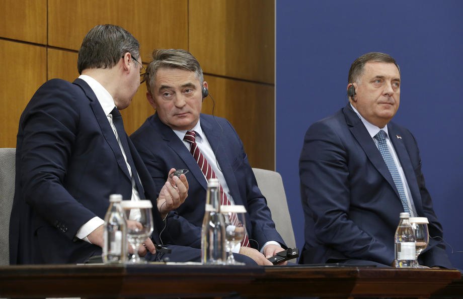 Президент Сербії Александар Вучич (ліворуч) розмовляє з Жельком Комшичем, Милорад Додик (праворуч) під час тристоронньої
зустрічі Сербія - Туреччина - Боснія і Герцеговина в Белграді, Сербія, 8 жовтня 2019.