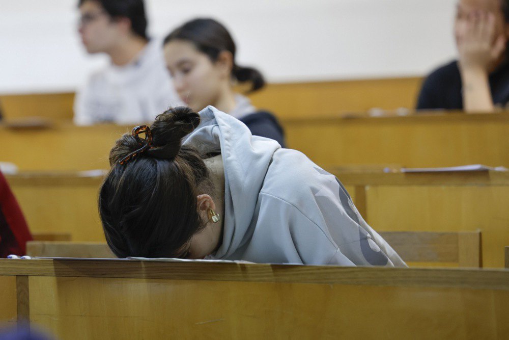 Учні складають єдиний вступний іспит до університету, Сантьяго-де-Компостела, Іспанія, 3 червня 2025 року.