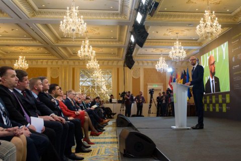 Украина не свернет с пути интеграции в ЕС и НАТО, - Яценюк