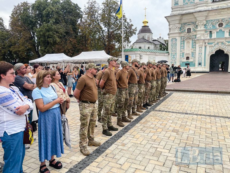 Бійці «Азову» під час відкриття виставки.