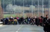 Мигранты с помощью тарана прорвали заграждение на границе Греции и Македонии